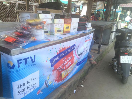 Ế ẩm, đầu thu truyền hình DVB-T2 bày bán ở chợ như rau Đầu thu truyền hình được bày bán ở chợ Hòa Lạc, xã Định An, huyện Lấp Vò, Đồng Tháp. Ảnh: Thành Thắng