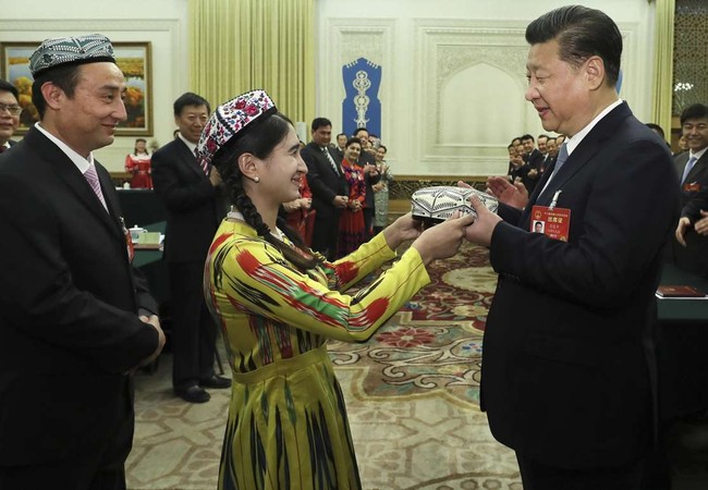 Trung Quốc: Vạn lý Trường thành bằng thép ngăn ly khai Hồi giáo Chủ tịch Tập Cận Bình nhận quà là chiếc mũ truyền thống của người Duy Ngô Nhĩ . Ảnh Tân Hoa xã
