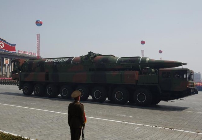 Bán đảo Triều Tiên vẫn nóng, Tổng thống Trump “sẵn sàng” gặp ông Kim Jong un Tên lửa Triều tiên trong cuộc duyệt binh ngày 15/4