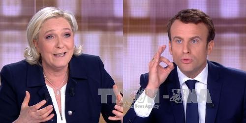 Bầu cử Pháp: Gay cấn tới phút chót Ứng cử viên độc lập Emmanuel Macron (phải) và đối thủ Marine Le Pen. Ảnh: AFP/TTXVN