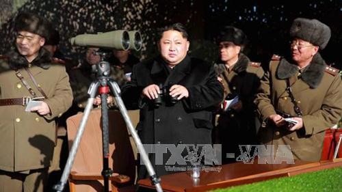 Ông Kim Jong-un thăm đảo tiền tuyến, cảnh báo tấn công Hàn Quốc Nhà lãnh đạo Triều Tiên Kim Jong-un (giữa) thị sát cuộc tập trận của đơn vị pháo binh Quân đội Nhân dân Triều Tiên tại một địa điểm bí mật trên lãnh thổ nước này. Ảnh: REUTERS/TTXVN