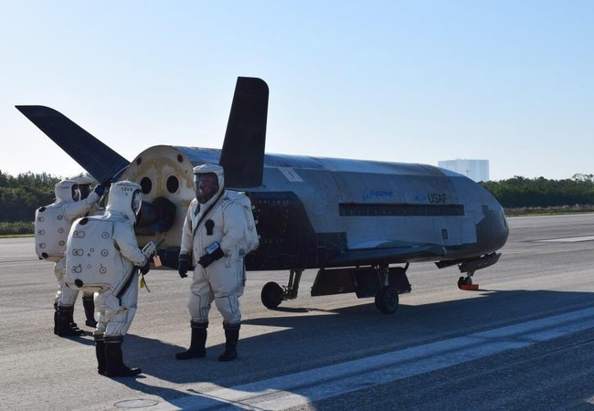 Phi thuyền bí ẩn của NASA hạ cánh sau ...hai năm bay trên vũ trụ. Tàu vũ trụ con thoi mini trên đường băng. ảnh Credit Air Force