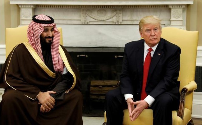 Mỹ - Ả rập Xê út: Hoàn tất hợp đồng vũ khí 100 tỷ USD Tổng thống D. Trump tiếp Phó Thái tử, Bộ trưởng Quốc phòng Ả rập Xê út Mohammed bin Salman tại Phòng Bầu dục trong Nhà Trắng ngày 14/3/2017. Ảnh REUTERS/Kevin Lamarque
