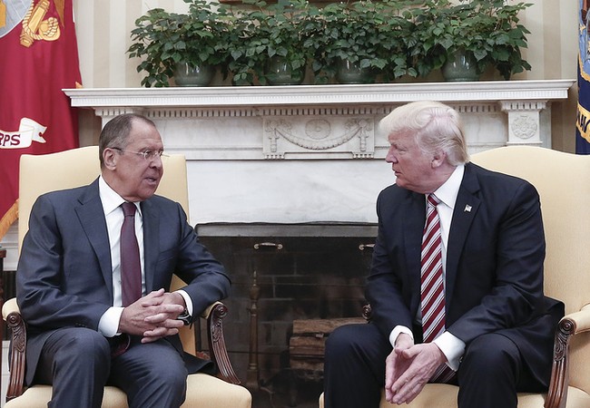 Tổng thống Trump: Tôi có toàn quyền chia sẻ thông tin với ông Lavrov Tổng thống Mỹ Donald Trump tiếp Ngoại trưởng Nga Sergey Lavrov tại Nhà Trắng ngày 10/5