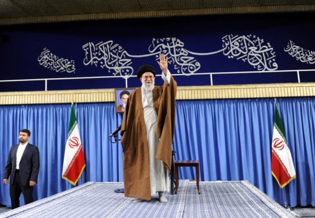 Cử tri Iran bắt đầu đi bỏ phiếu bầu chọn tổng thống mới Lãnh tụ tinh thần tối cao Iran Ayatollah Ali Khamenei xuất hiện trong một sự kiện ở Tehran trước thềm bầu cử