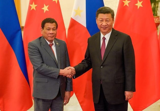 Ông Duterte: Chủ tịch Trung Quốc cảnh báo cứng rắn nhưng thân thiện bắt tay Chủ tịch Trung Quốc Tập Cận Bình trong chuyến thăm Bắc Kinh