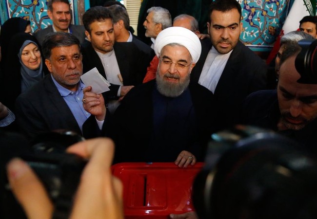 Bầu cử tổng thống Iran: Tổng thống Rouhani đang dẫn đầu Ông Hassan Rouhani bỏ phiếu tại điểm bầu cử Ershad