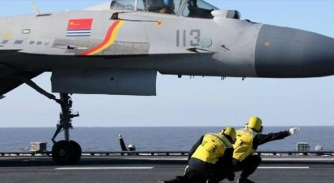 So với Mỹ, kíp tàu sân bay Trung Quốc mới là “học sinh mẫu giáo” Máy bay J -15 chuẩn bị cất cánh từ trên boong tàu Liêu Ninh