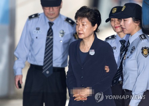 Hàn Quốc: Bắt đầu phiên tòa xử cựu Tổng thống Park Geun-hye Bà Park bị dẫn giải vào phòng xử án