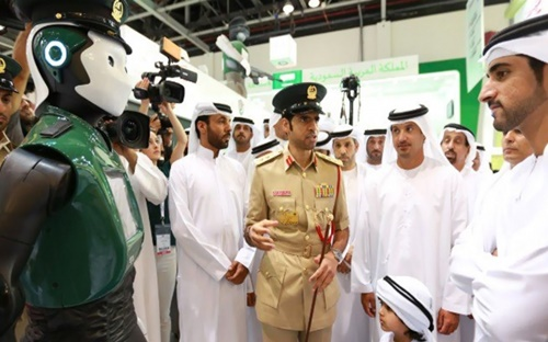 Robot cảnh sát đầu tiên trên thế giới ra mắt tại Dubai Robocop ra mắt tại Dubai ngày 22/5 - Ảnh: Entrepreneur.
