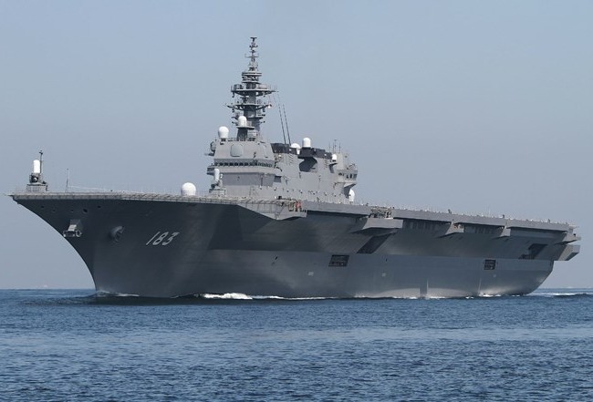 Tàu sân bay Izumo của Nhật Bản chuẩn bị đi qua khu vực Biển Đông Tàu JS Izumo, niềm kiêu hãnh của Lực lượng Phòng vệ trên Biển của Nhật Bản (JMSDF). (Nguồn: i.imgur.com)