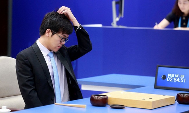 Trí tuệ nhân tạo AlphaGo lần thứ 3 đánh bại kỳ thủ cờ vây số 1 thế giới Kỳ thủ Kha Khiết thất bại trước AlphaGo. (Ảnh: IBTimes)