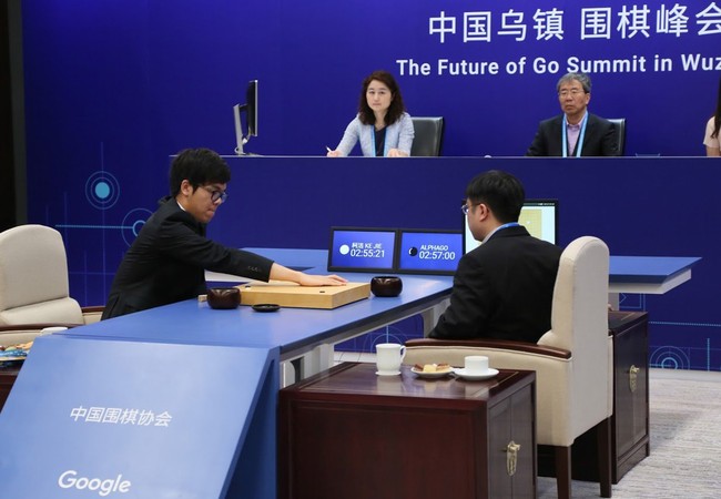 Trí tuệ nhân tạo AlphaGo “nghỉ hưu” sau khi đánh bại kiện tướng cờ vây Kiện tướng cờ vây số một thế giới Ke Jie (Kha Khiết) đã tâm phục khẩu phục Alphago sau ván thứ ba