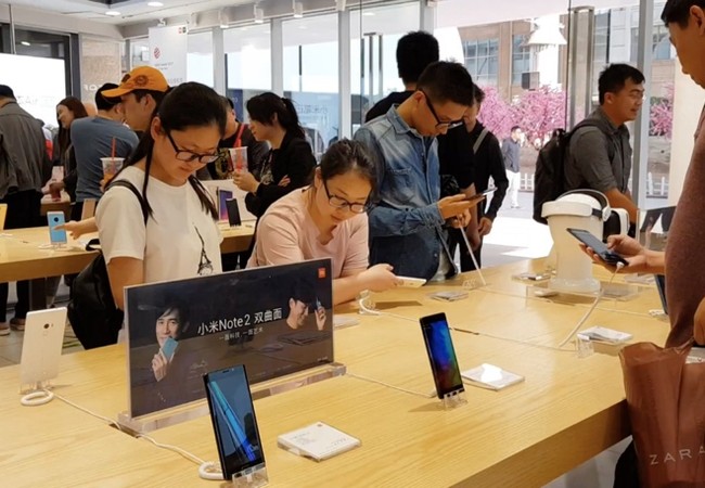 Xiaomi trả lời về smartphone tại Việt Nam có bản đồ đường lưỡi bò phi pháp Bên trong một cửa hàng Mi Home - chuyên bán sản phẩm Xiaomi - tại Trung Quốc - Ảnh: H.Đ