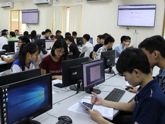 CNTT, An toàn thông tin dẫn đầu về điểm trúng tuyển đại học 2017 vào PTIT Năm 2017, chỉ tiêu tuyển sinh vào 2 ngành CNTT và An toàn thông tin của Học viện Công nghệ BCVT lần lượt là 790 và 270 sinh viên cho cả 2 cơ sở Hà Nội và TP.HCM (Trong ảnh: sinh viên Học viện tham gia diễn tập an toàn thông tin)