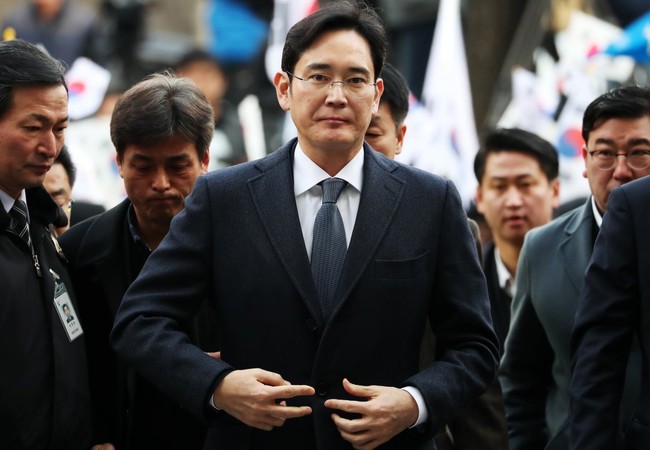 Một mùa hè khó quên của Samsung: Bê bối tham nhũng, lợi nhuận kỷ lục Lee Jae Yong (hay được phương Tây biết đến dưới cái tên Jay Y. Lee) Thái tử của tập đoàn Samsung