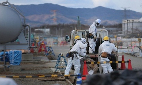 Nước thải hạt nhân tại Fukushima có thể đổ ra Thái Bình Dương Các công nhân đang khắc phục sự cố tại nhà máy điện hạt nhân Fukushima. Ảnh: Christopher Furlong.