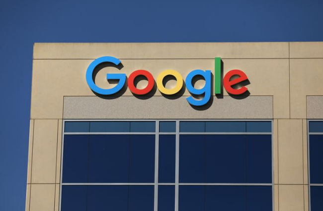 Google đuổi việc nhân viên tiết lộ sự bất bình đẳng giới trong công ty Logo của Google phía trên một tòa nhà của công ty tại Irvine, California, Hoa Kỳ. Ảnh Mike Blake chụp ngày 7/7/2017