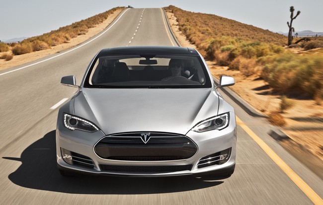 Xe tự lái: Còn nhiều quy định phải xây dựng trước khi có thể lăn bánh Tesla Model S, một mẫu xe được trang bị tính năng Autopilot (tự lái) của Tesla