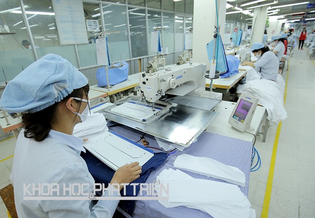 Dệt - may có thể là ngành dẫn đầu CMCN 4.0 Công nhân Công ty May 10 đang thực hiện một công đoạn trong chuyền may. Ảnh: Anh Sa