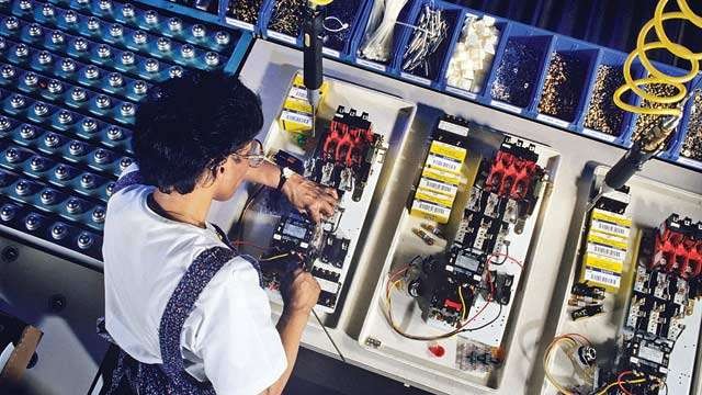 Ấn Độ: Con đường gập ghềnh để trở thành trung tâm toàn cầu về sản xuất điện tử Chính phủ Ấn Độ đang triển khai hàng loạt biện pháp để cho mọi doanh nghiệp quốc tế và địa phương cùng tham gia chương trình "Make In India". Ảnh DNA