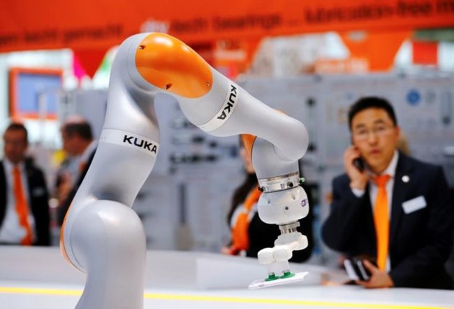 Hàn Quốc giới thiệu 'thuế robot' đầu tiên trên thế giới Robot sẽ là nguồn lao động thay thế con người trong tương lai không xa. Ảnh Reuters