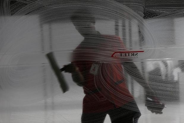 Mặt trái của Thái Lan 4.0: Dư thừa 23 triệu lao động Một công nhân đang lau kính cửa tại nhà ga Makkasan nối với sân bay. Những người không có tay nghề sẽ bị bỏ lại đằng sau trong tiến trình chuyển đổi kỹ thuật số. Ảnh Bangkok Post