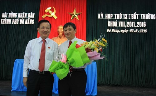 Đà Nẵng có Phó Chủ tịch mới Bí thư Thành ủy Đà Nẵng Trần Thọ (bên trái) tặng hoa chúc mừng tân Phó Chủ tịch UBND TP Đà Nẵng Đặng Việt Dũng.
