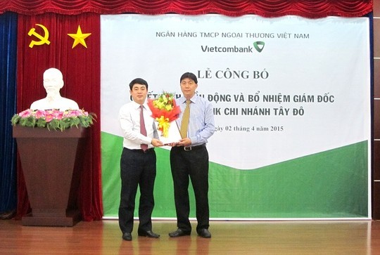 Bắt giam nguyên giám đốc Vietcombank Tây Đô Ông Đỗ Trọng Phát (phải) được điều động, bổ nhiệm chức vụ Giám đốc Vietcombank Tây Đô thay cho ông Chuyển