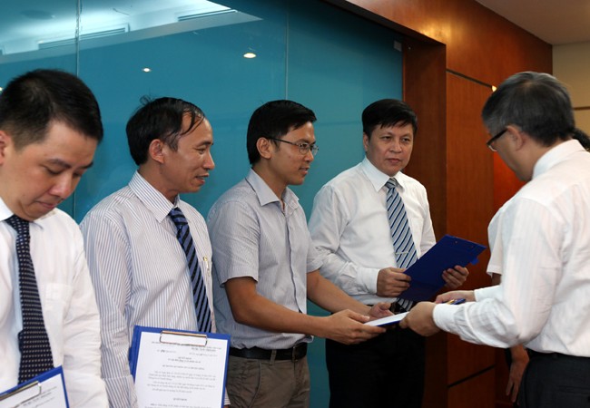 VietNamNet có Tổng biên tập mới Tổng biên tập Phạm Anh Tuấn (thứ 2 từ phải sang) nhận quyết định từ Thứ trưởng Bộ TT&TT Lê Nam Thắng.