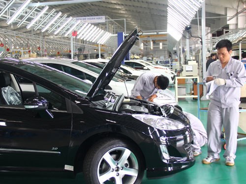 Giá ô tô ở Việt Nam chưa kịp giảm đã có nguy cơ tăng Ô tô được sản xuất lắp ráp tại Chu Lai, tỉnh Quảng Nam - Ảnh: H.X.H