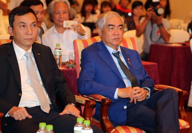 Hai quan chức VFF bị tố cáo nhận hối lộ: Quà biếu hay hối lộ? Thể thao Việt Nam lại thêm một nghi án hối lộ khiến dư luận xôn xao