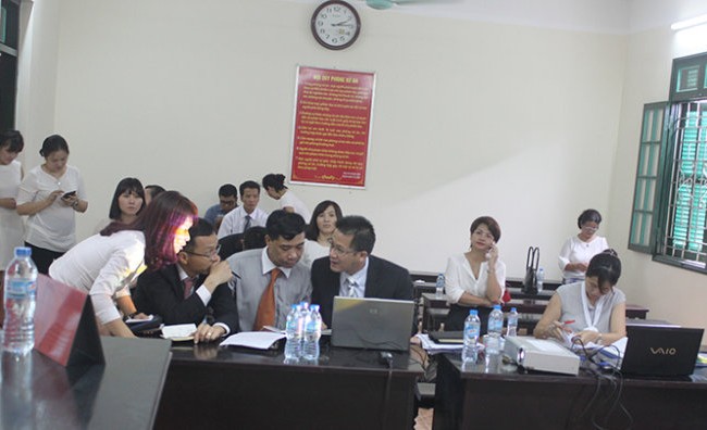Cư dân tòa nhà cao nhất Hà Nội Keangnam thua kiện Bà Lê Xuân Hoa (đại diện nguyên đơn, ngồi bàn bên phải) và bị đơn (bàn bên phải) tại tòa ngày 12-6