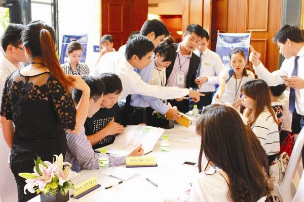 Thị trường Cảnh chào bán một dự án bất động sản diễn ra ở Hà Nội. Ảnh: PHƯƠNG ANH