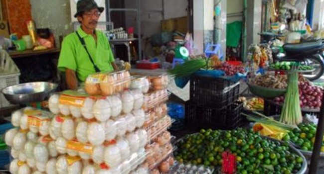 Ô tô, quả trứng, hạt gạo... oằn mình gánh thuế, phí Quả trứng mới đây đã được Bộ Nông nghiệp và Phát triển Nông thôn đề nghị giải thoát khỏi phí và lệ phí