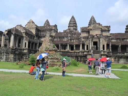 Du lịch Lào, Campuchia qua mặt Việt Nam Khách du lịch đến Campuchia tham quan đền Angkor Wat
