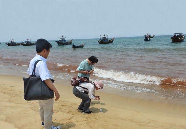 Nhà khoa học “không nghĩ là thủy triều đỏ” Cơ quan chức năng lấy mẫu nước tại vùng biển có màu đỏ để xét nghiệm - Ảnh: Nguyệt Anh