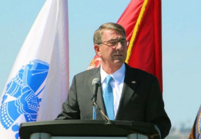 Mỹ muốn đánh thắng nhanh thắng nhanh bằng Ngày 29/9/2016, Bộ trưởng Quốc phòng Mỹ Ashton B. Carter phát biểu trên tàu sân bay USS Carl Vinson. Ảnh: Kyodo