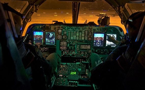 Mỹ nhất trí thường xuyên triển khai Bên trong khoang lái máy bay ném bom B1B Lancer.