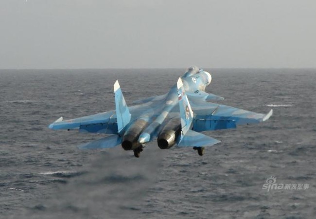 Nga liên tục hai năm hạ thấp chi tiêu quân sự, chỉ bằng 1/3 Trung Quốc Máy bay chiến đấu Su-33 Nga tiến hành huấn luyện ở biển xa. Ảnh: Sina