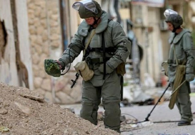 Tổng thống Nga và Syria rất hài lòng về chiến thắng ở Aleppo Công binh Nga dò mìn tại Syria. Ảnh: Cankao