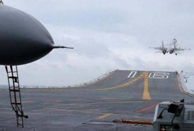 Tàu sân bay Trung Quốc và Mỹ sẽ lần đầu tiên giáp mặt ở Biển Đông Máy bay chiến đấu J-15 Phi Sa cất cánh trên tàu sân bay Liêu Ninh ở Biển Đông ngày 2/1/2017. Ảnh: Cankao