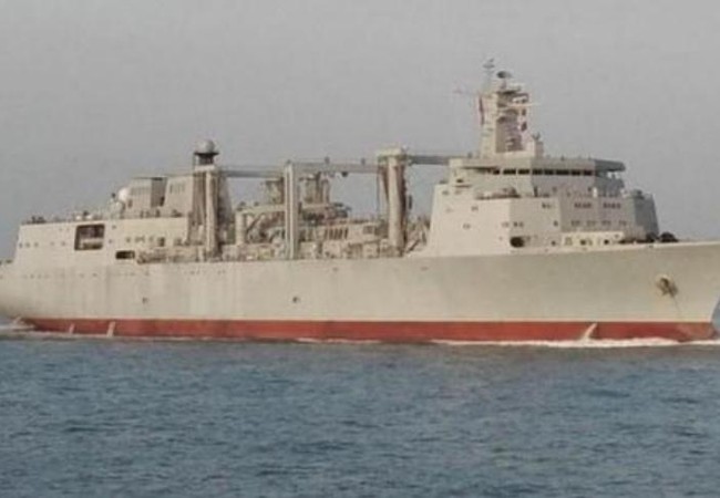 Tàu sân bay Liêu Ninh của Trung Quốc lộ điểm yếu khi phải thường xuyên tiếp tế Tàu tiếp tế nhanh Type 901 Trung Quốc. Ảnh: Sina