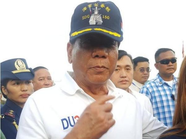 Biển Đông: Tàu chiến Trung Quốc đến Philippines, Tổng thống lên thăm Ngày 1/5/2017, Tổng thống Philippines Rodrigo Duterte lên thăm tàu chiến hải quân Trung Quốc. Ảnh: Sina