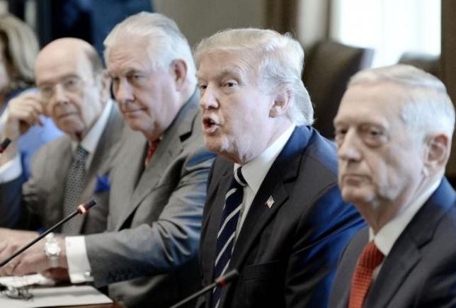 Mỹ “trấn” THAAD ở Hàn Quốc, Trung Quốc ngồi trên lửa Tổng thống Mỹ Donald Trump và các quan chức cấp cao Nhà Trắng như Ngoại trưởng Rex Tillerson và Bộ trưởng Quốc phòng James Mattis. Ảnh: UPI