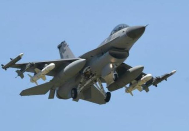 Tàu sân bay Trung Quốc diễu qua, Đài Loan ém 4 chiến đấu cơ F-16 sẵn sàng đối phó Máy bay chiến đấu F-16 của Không quân Đài Loan. Ảnh: Sina