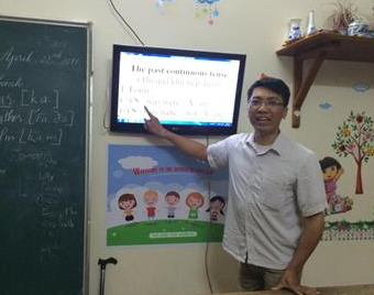 Cảm phục người thầy “chở chữ” trên đôi chân tật nguyền - ảnh 1