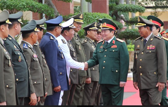 Bộ trưởng Quốc phòng Lào và Campuchia cùng lúc thăm Việt Nam - ảnh 1