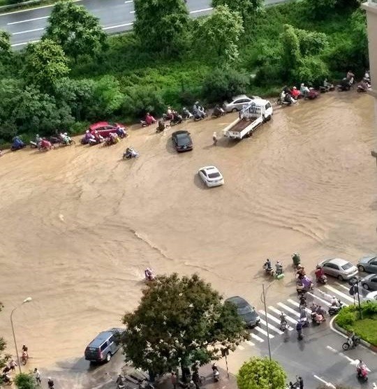 Những khu đô thị nào chìm trong biển nước sau mưa lớn ở Hà Nội? - ảnh 1