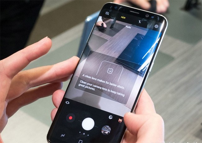 Galaxy S8 có chức năng nhắc người dùng… lau ống kính camera - ảnh 1